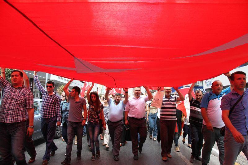 <p><strong>Balıkesir</strong> <br />
Balıkesir'de ise Ali Hikmet Paşa Meydanı'nda toplanan Memur-Sen üyeleri, dev Türk bayrağı açtı. Memur-Sen İl Başkanı Ahmet Gür tarafından yapılan açıklamanın ardından Anafartalar, Kızılay ve Stadyum Caddesi güzergahını takip eden grup, Şehitlik Parkı içindeki Şehitlik Anıtı'na yürüdü. Burada dualar eden grup, saygı duruşunda bulunup İstiklal Marşı okuduktan sonra dağıldı.</p>