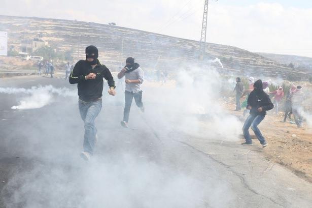 <p>İsrail askerleri gruba gerçek, plastik mermi ve göz yaşartıcı gaz kullandı. Olaylarda yaralanan 3 Filistinli gözaltına alındı.</p>

<p> </p>
