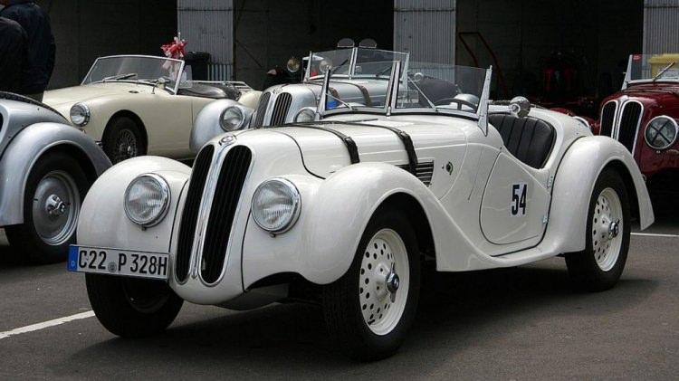 <p><span style="color:#D3D3D3">BMW'nin Mille Miglia‘da başarı elde eden spor otomobili 328‘de yer verilen ızgara bu projeye de yansımış.</span></p>
