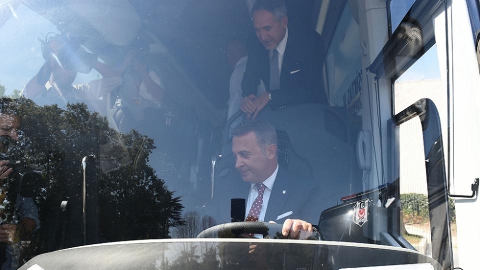 <p>Beşiktaş yeni takım otobüsünü tanıttı. Temsa firmasıyla yapılan anlaşma kapsamında Siyah Beyazlı kulübe 2 adet otobüs tahsis edildi.</p>
<p> </p>