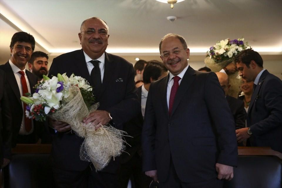 <p>Bakanlar Kurulundaki değişiklikle Başbakan Yardımcısı olarak atanan Recep Akdağ, görevini Tuğrul Türkeş'ten devraldı. Akdağ, Türkeş'e çiçek taktim etti.</p>
<p> </p>