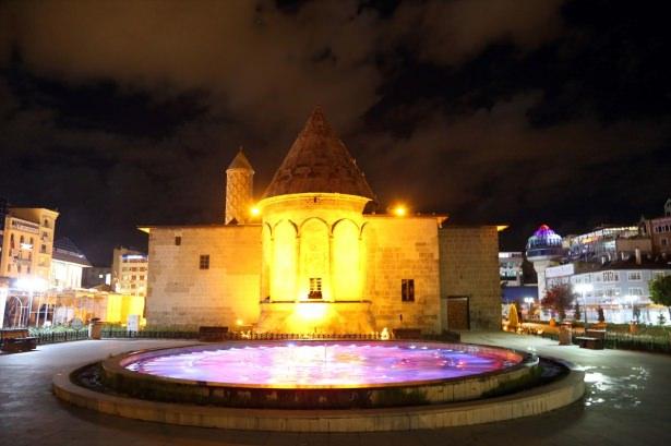 <p>Tarihi ve kültürel zenginlikleriyle ön plana çıkan Erzurum'daki asırlık camilerde ramazan hazırlıkları tamamlandı. Kentte asırlardır ezan sesinin yankılandığı Osmanlı ve Selçuklu dönemlerinden kalma camiler, 11 ayın sultanı ramazan için hazır hale getirildi.Fotoğrafta tarihi Ulu Cami görülüyor.</p>