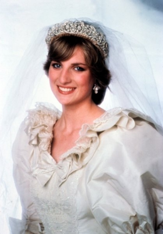 <p><strong>1.Prenses Diana</strong></p>

<p>Fildişi rengindeki ipek gelinlik tüm zamanların en iyi gelinliği haline geldi.</p>
