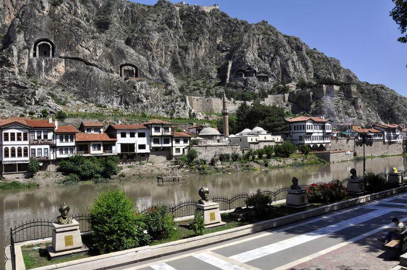 <p>Birçok medeniyete ev sahipliği yapan Amasya'nın tarihi ve kültürel değerlerinin yanında doğası ve tabiatıyla da ön plana çıktığını vurgulayan Çomaktekin, Yeşilırmak'ın kenarında kurulan kentin Anadolu'nun kadim şehirlerinden biri olduğunun altını çizdi.</p>

<p> </p>
