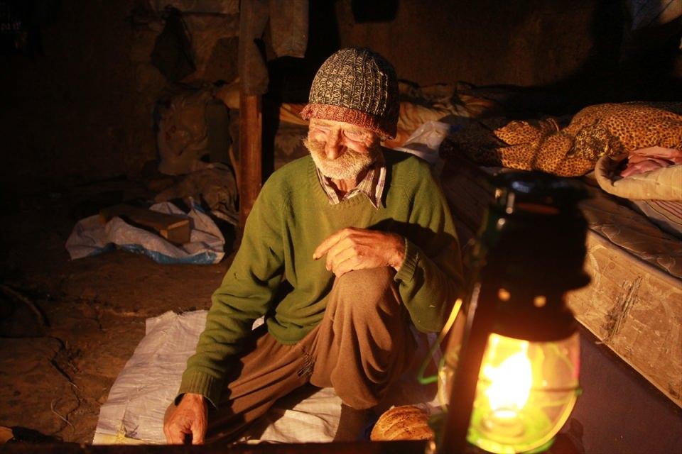 <p>Maldır, &Uuml;sk&uuml;p beldesinde 13 yaşında başladığı &ccedil;obanlık mesleğini&nbsp;yaz-kış demeden&nbsp;53 yıldır&nbsp;s&uuml;rd&uuml;r&uuml;yor.</p>
