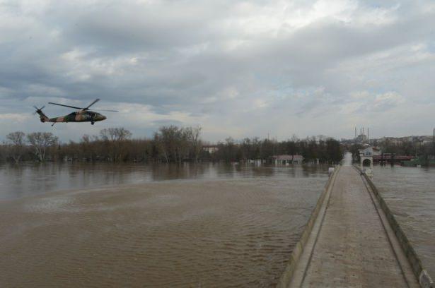 <p>Meriç Nehri’nin debisi saat 02.00 sıralarında 2 bin 149 metreküpe ulaşarak rekor kırdı. Karaağaç Mahallesi’ne sadece askeriyenin Sikorsky helikopterleri ile ulaşılabiliyor.</p>
