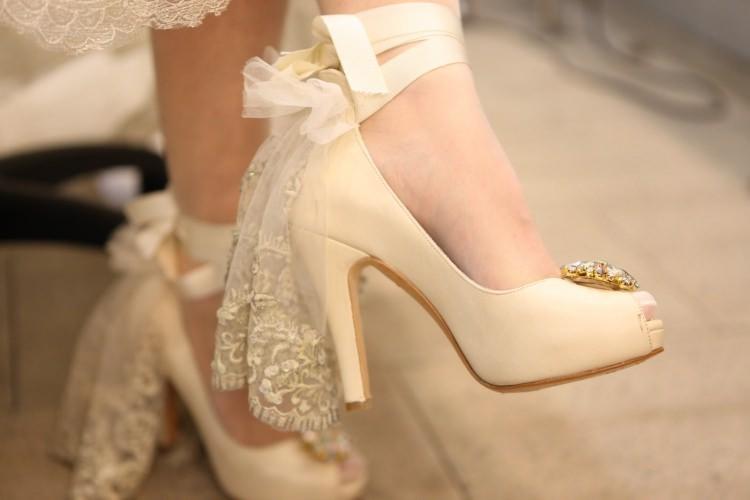 <p>Ayakkabı seçimi her zaman önemlidir. Ancak düğün, nişan gibi özel günlerde daha özen göstermek gerekir. Peki bu günlerde ayakkabı seçerken nelere dikkat edilmeli?</p>
