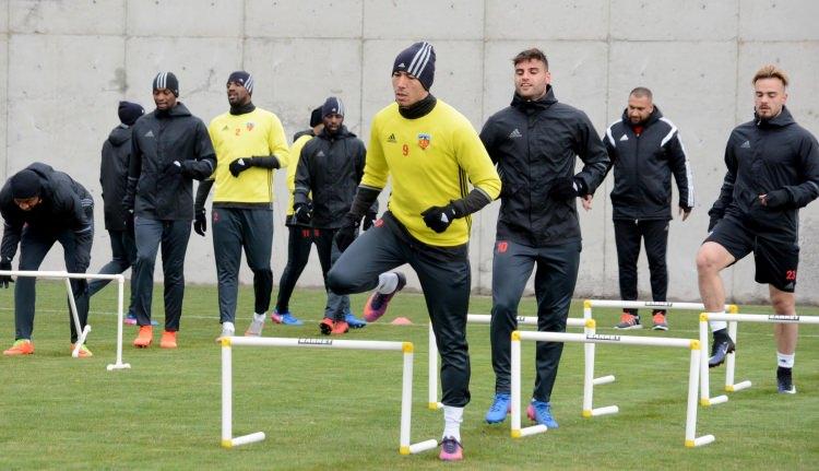 <p><strong>"8 KUPA KAZANDIK"</strong></p>

<p>"Galatasaray'da şanssızlık yaşadığımı düşünmüyorum. Ben 4 sene kaldım. 8 kupa kazandık. Ben de vesile oldum. Sadece geçen sezon takım halinde zor bir sezon geçirdik. Diğer 3 senede iyiydik. Hatta geçen yıl bile Türkiye Kupası'nı kazandık. </p>
