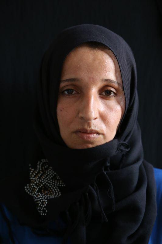 <p> Hama'dan gelen 26 yaşındaki Azize Halit , 1.5 yıldır Reyhanlı'da hayatına devam ediyor. Eşiyle geldikleri Türkiye'de kendilerine yeni yaşam kuran Halit, burada bir çocukları dünyaya geldi. Geçimlerini hayır dernekleri tarafından karşılayan aile, hallerine şükrediyor. ülkesinde acılar çeken ve birçok yakınını kaybeden Halit, geleceğe ümitle bakmak istiyor.</p>
