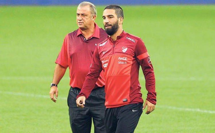 <p>Çek Cumhuriyeti maçından önce benim çok sevdiğim Burak ile Arda Milli Takım fotoğraf çekilirken arkada saklanıyordu.</p>
