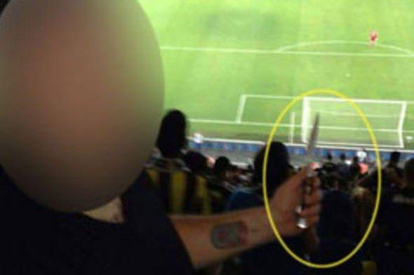 <p>Trabzonspor-Fenerbahçe maçında hakem Volkan Bayarslan'a saldıran 17 yaşındaki O.M.'nin sosyal medyadaki fotoğrafları ortaya çıktı</p>