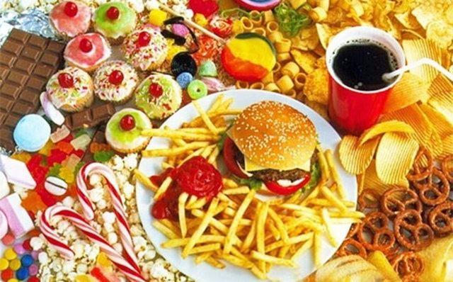 <p>İşlenmiş Gıdalar: Beyaz ekmek ve şekerli atıştırmalıklar gibi işlenmiş yiyecekler genel olarak kandaki insülin (kan şekerini dengeleyen hormon) düzeyini yükseltirler.</p>
