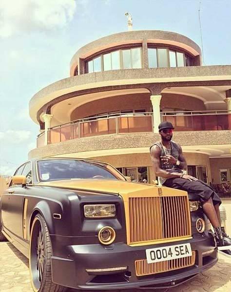 <p>Rotimi Adebayor'un takım arkadaşlarından hatıra için topladığı krampon dolu çantayı da satmış.</p>
