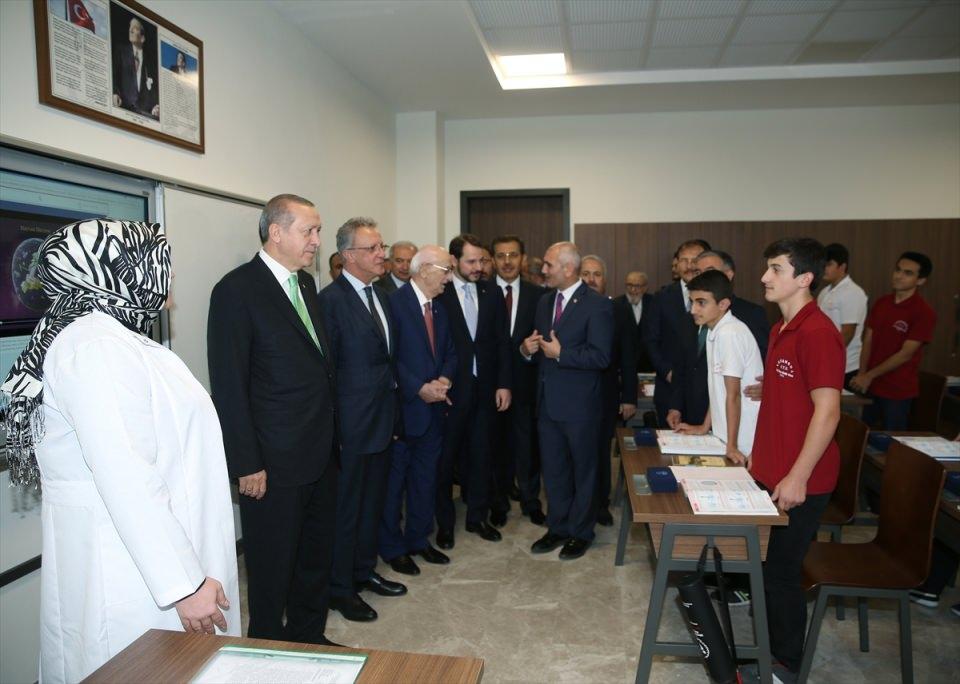 <p>Onların gönderdiklerini burada yurtlarımızda yedik. Onlarla büyüdük. Onlarla yetiştik. Bunlar halkın nasıl sahiplendiğinin en güzel ifadeleriydi."</p>
