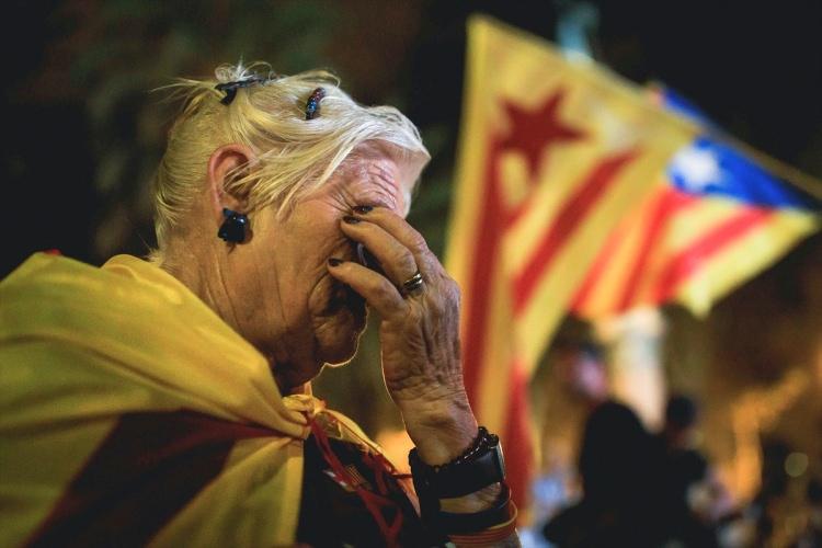 <p>Katalonya yerel parlamentosu, Anayasa Mahkemesi tarafından yasa dışı ilan edilmesine rağmen 1 Ekim'de yapılan bağımsızlık referandumu sonrası ilk kez toplandı.</p>
