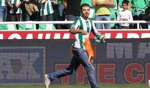 <p><strong>Kıbrıs Rum Kesimi'nde tavşan </strong><br />
<br />
Kıbrıs Rum Kesimi'nde oynanan APOEL-Omonia maçında, Omonia taraftarları stada soktukları tavşanları sahaya saldı. Omonia taraftarları, "turuncu tavşanlar" olarak seslendikleri APOEL taraftarlarına tepkilerini turuncu renge boyanmış tavşanları sahaya bırakarak gösterdiler.</p>