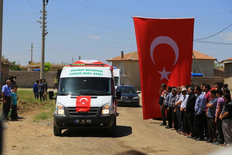 <p>Burada toplanan kalabalık, "Kahrolsun PKK", "Şehitler ölmez, vatan bölünmez" sloganları attı.</p>
<p> </p>