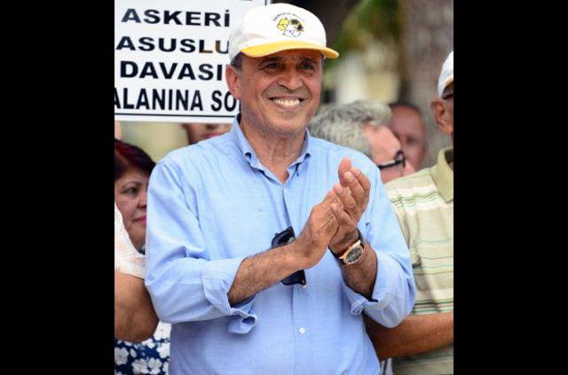 <p>Darbe girişimini önlemeye çalışan Orgeneral Ümit Dündar sınıf arkadaşıydı. Yavuz da sanki halen görevdeymiş gibi çaba harcadı. Eski askerlerini arayarak “Sakın darbeye katılmayın, darbecilerden gelen emirleri uygulamayın” diye uyardı. </p>
<p> </p>