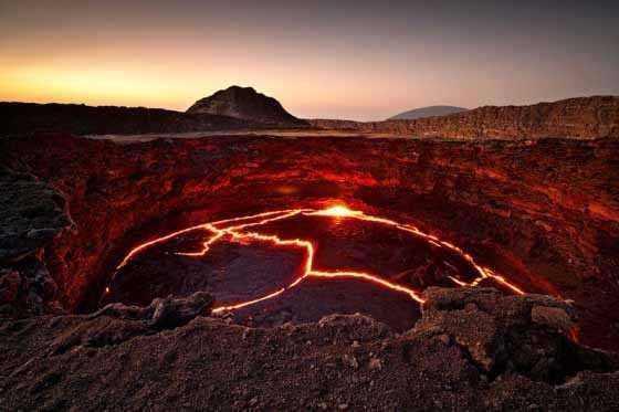 <p>Aktif bir yanardağ olan Erta Ale'nin üzerinde bulunan bir lav gölü. (Etiyopya)</p>
