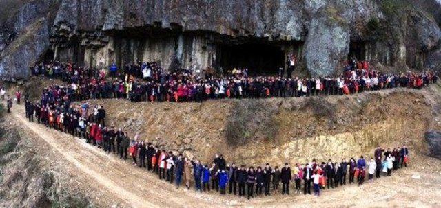 <p><strong>500 KİŞİLİK AİLEYİ TEK KAREYE SIĞDIRDILAR!</strong></p>
<p>Çin'de kalabalık bir aile hep birlikte fotoğraf çektirmek için yaklaşık iki buçuk yıl harcadı.</p>
