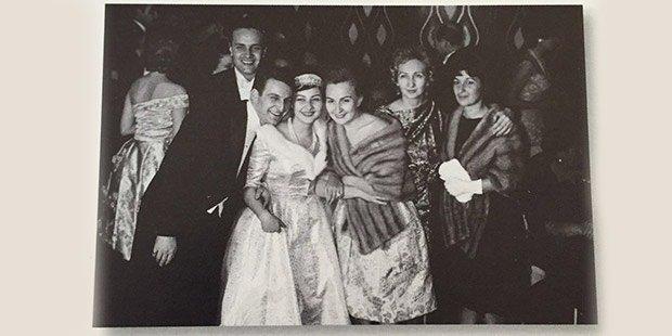 <p>1962 yılının 4 Ocak günü Sevgi Koç hayatını Doğan Gönül ile birleştiriyor. Hilton Oteli'nde yapılan düğünde (soldan sağa) Rahmi Koç, Doğan Gönül, Sevgi Gönül, Suna Koç, Semahat Arsel ve Filiz Ofluoğlu.</p>
<p> </p>