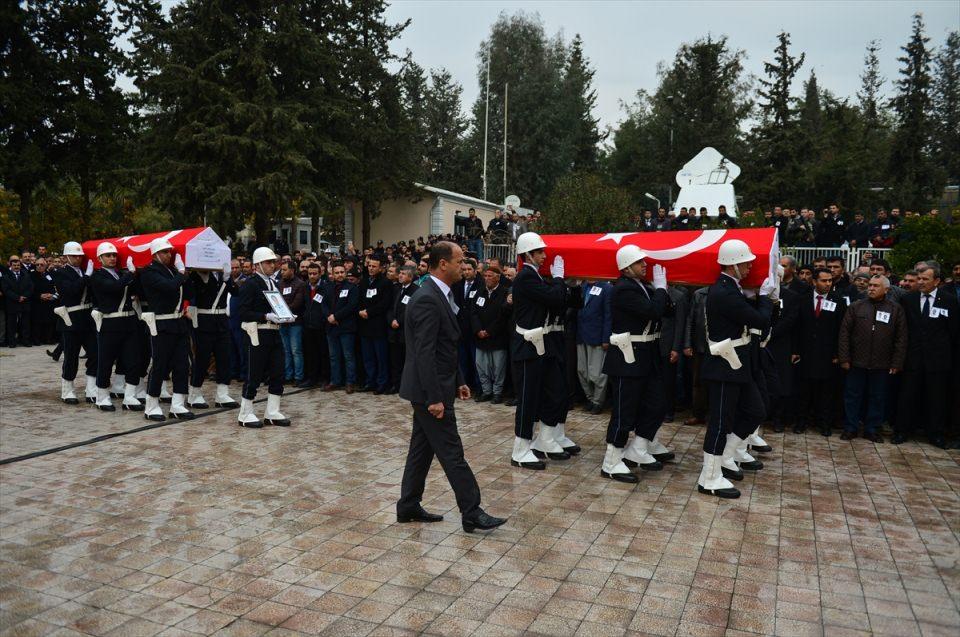 <p>Cenazelerin, tören için Şanlıurfa Emniyet Müdürlüğüne indirilişi sırasında şehitlerin yakınları, naaşlara sarılarak Türkçe ve Kürtçe ağıt yaktı.</p>

<p> </p>
