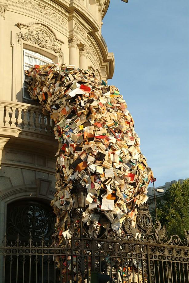 <p>Alicia Martin tarafından yapılmış Falling Book isimli sanat eseri</p>
