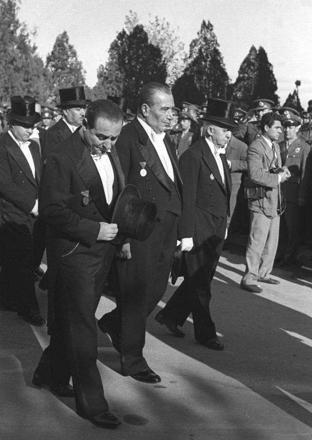 <p>Atatürk'ün naaşının Anıtkabir'e nakli töreninde düzenlenen korteje Başbakan Adnan Menderes (solda), Meclis Başkanı Refik Koraltan (sol 2), CHP Genel Başkanı İsmet İnönü (sol 3) görülüyor.</p>
