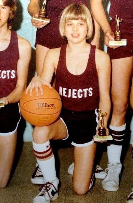 <p>Brad Pitt, ilkokul yıllarında basketbol takımındaki başarısıyla aldığı ödülle poz veriyor</p>
<p> </p>