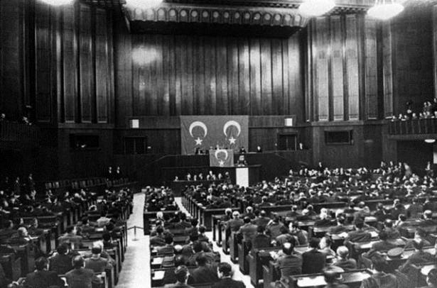 <p>Kalıcılığın ve sağlamlığın dışavurumu olan Türkiye Büyük Millet Meclisi dünyanın en büyük parlamento yapılarından biridir. 6 Ocak 1961 Bugün kullanılmakta olan Meclis binasının açılışı...</p>

<p> </p>
