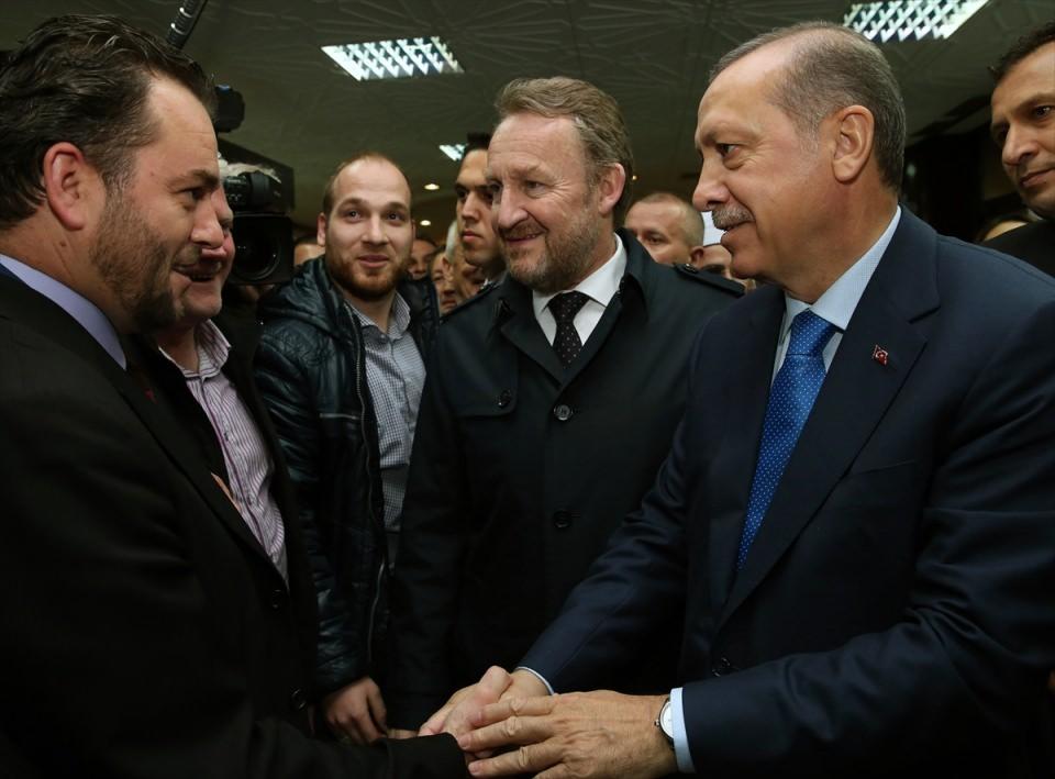 <p>Ziyaretinde Erdoğan'a Bosna Hersek Devlet Başkanlığı Konseyi Başkanı Bakir İzzetbegovic (sağ 2) eşlik etti.</p>
