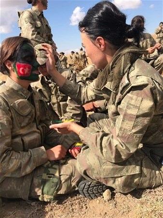 <p>Kırsal kesimde güvenliğin en önemli unsuru olan jandarmanın kadın astsubay eğitimleri devam ederken, eğitimin görüntüleri de Twitter'dan paylaşılıyor... </p>

<p> </p>

