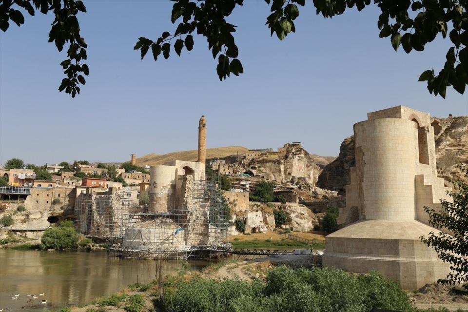 <p><strong> "İlçemiz artık su sporları turizmiyle de anılacak"</strong></p>
<p>Hasankeyf Kültür Derneği Başkanı Ahmet Akdeniz ise tarihi ilçede eserlerin taşınmasının ardından göl havzasında kalacak olan eserlerin güçlendirilmesinin ilçede su altı dalış turizminin yapılmasını sağlayacağını söyledi.</p>