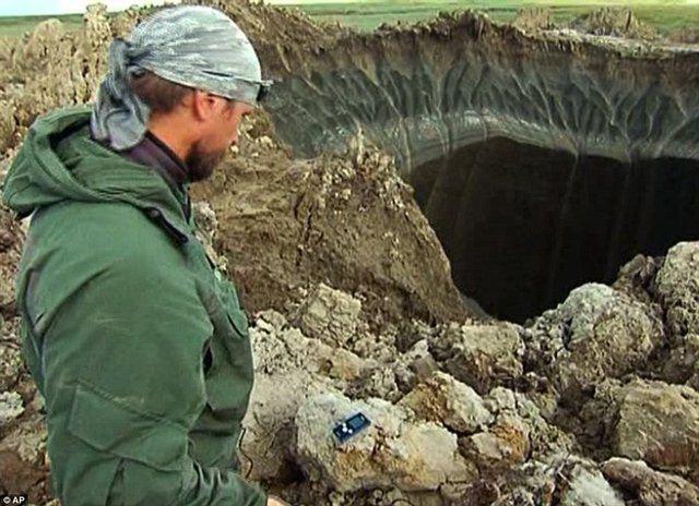 <p>Yaklaşık 80 metre derinliğe sahip olduğu sanılan dev deliğin internete düşen fotoğrafları tüm dünyayı şoke etmişti.</p>

<p> </p>
