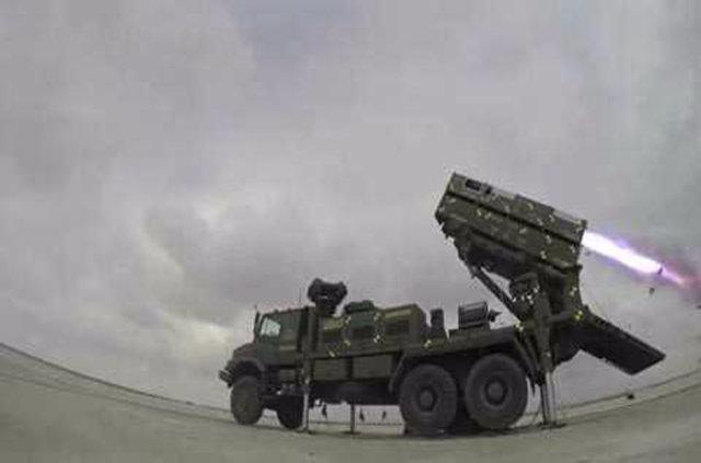 <p><strong>LAZER GÜDÜMLÜ BOMBA KİTİ</strong></p>
<p>Lazer Güdümlü Bomba Kiti, havadan karaya atılan genel amaçlı bombalara bir güdüm kısmı eklenerek bombanın hedefi vurma oranının arttırılması amacıyla tasarlandı. Hava Kuvvetleri Komutanlığının belirlediği milli güdümlü mühimmat ihtiyacını kısa sürede ve düşük maliyetle karşılayan sistem, akıllı mühimmat alanında dışa bağımlılıktan kurtulmak bakımından da önem taşıyor.</p>