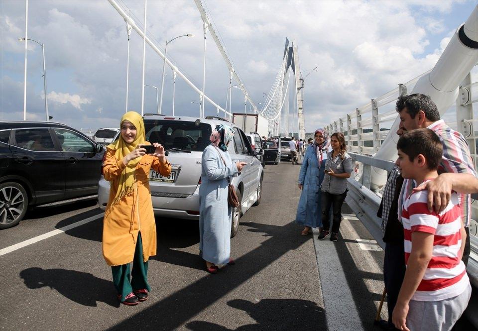 <p>Köprüde korkulukların olduğu kısma, yol boyunca 2 taraflı olarak yaklaşık 5 metre yüksekliğinde set döşendi. Setin olası intihar olaylarına karşı çekildiği öğrenilirken, setin uzunluğu ve yüksekliği dikkat çekti. </p>
