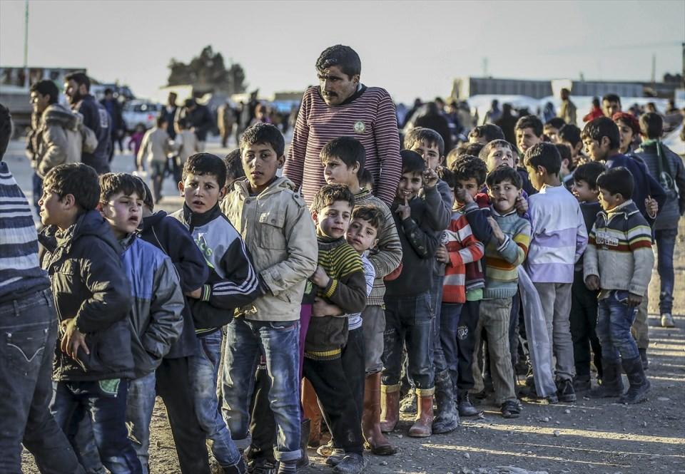 <p>Suriye'de Rus uçaklarının Halep'in kuzeyindeki muhaliflerin denetiminde olan ilçe, belde ve köylere yönelik saldırıları sebebiyle 40 bin Suriyeli, Halep'in Azez ilçesi ile sınırdaki çadır kente geldi.</p>
