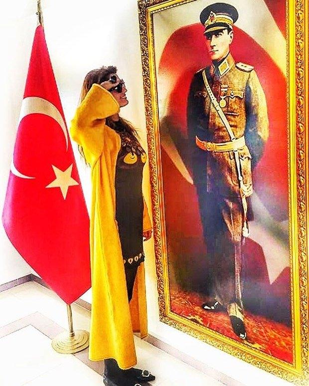 <p><strong>Tuğba Özay</strong></p>

<p>"95. Yılında 30 Ağustos Zafer Bayramı'mızı kutluyor, Cumhuriyetimizin kurucusu, Başkomutan, ulu önder Mustafa Kemal ATATÜRK ve silah arkadaşlarını saygı, sevgi ve özlemle anıyorum"​</p>
