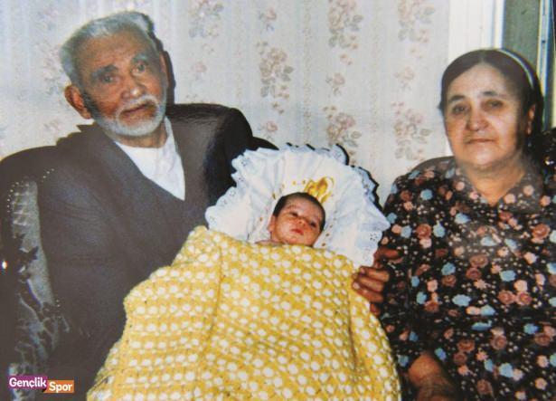 <p>Henüz 6 aylık olan Arda, büyükbabası Mehmet Necati Bey ve büyükannesi Fethiye Hanım’ın şefkatli kolları arasında.</p>

<p> </p>
