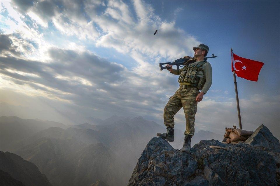 <p><strong>"Terörle mücadelede son sistem teknoloji kullanılıyor"</strong></p>
<p>PKK'lı teröristlerin önceden Irak'tan Yüksekova'ya geçiş için kullandığı önemli noktalardan biri olan ve "kartal yuvası" olarak anılan bölge, buraya hakim noktalara kurulan üsler sayesinde güvenli hale getirildi. </p>