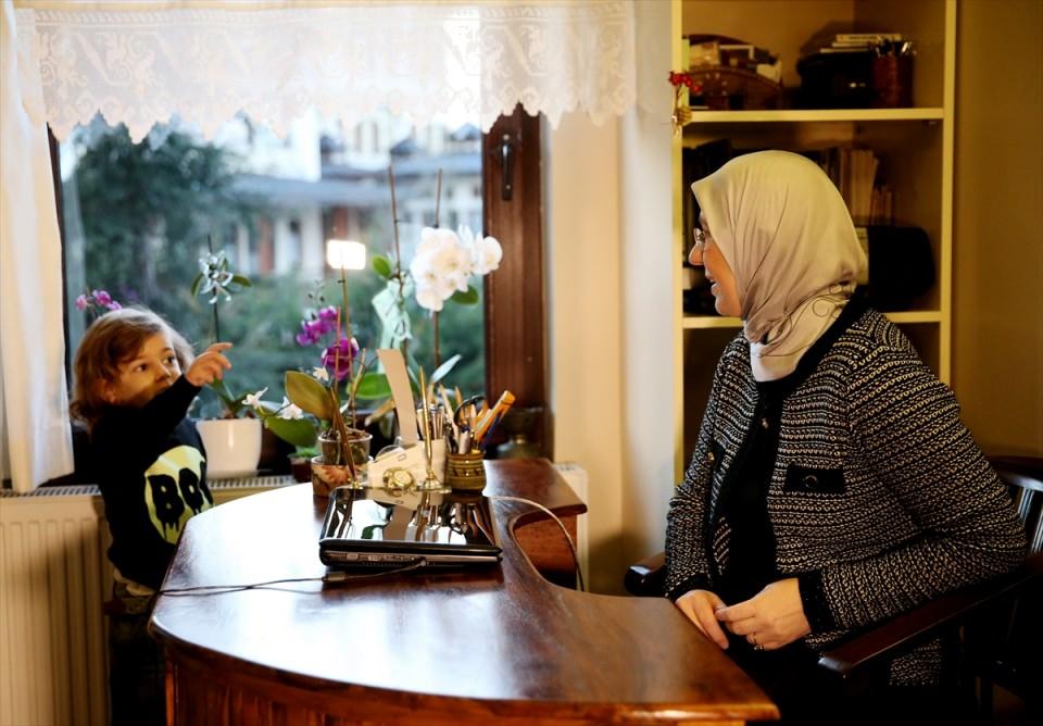 <p><strong>"Ailenin toplumun en küçük can damarı olduğunu görüyoruz"</strong></p>
<p>Ramazanoğlu, bu yıl 8 Mart Dünya Kadınlar Günü sloganının "Kadın Hayattır" olduğunu hatırlatarak, "Kadın hayattır, annedir, üretendir, emektir, toplayıcı faktördür. Aile, toplumun temel taşıdır. Aileye baktığımızda sadece kadın değil, kadın, erkek yani anne baba, çocuklar. Ailenin diğer bireyleriyle beraber hepsine bakıyoruz. Ailenin toplumun en küçük can damarı olduğunu görüyoruz" dedi.</p>
<p>Türkiye'de kadınların eğitimiyle ilgili yapılması gereken ciddi işler olduğunu belirten Ramazanoğlu, "Kadın okur yazarlığını yükselttik ama kadın ve kız çocuklarının okulda kalma sürelerini uzatmamız lazım. Kadınlar ve toplumsal şiddetle mücadele konusunda yapmamız gereken işler var, attığımız adımlar var. Kadının istihdama katılması ve kız çocuklarının yüksek öğrenime devam etmesi...Güçlü bireyler istiyoruz, mutlu ve dengeli aileler, oradan da güçlü, mutlu, dengeli, huzurlu bir toplum...Huzur ve refah içerisinde gelişmiş, ileri demokrasi yaşayan bir Türkiye hayal ediyoruz" diye konuştu.</p>