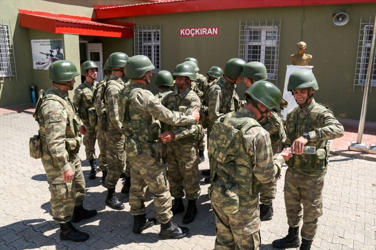 <p><strong>"Tehditlere karşı daima göreve hazırız"</strong></p>
<p>5. Hudut Bölük Komutanı Piyade Üsteğmen İsmail Özcan, karakolun Çadır Tepe üzerinde bulunduğunu ifade etti.</p>