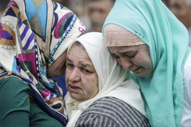 <p>Srebrenitsa soykırımında katledilen ve kimlik tespitleri tamamlanan 175 cenazenin bulunduğu tabuplar, savaş sırasında BM bünyesindeki Hollandalı askerlerin karargahı olan eski akümülatör fabrikasından, bugün toprağa verilecekleri Potoçari Anıt Mezarlığı'na taşındı.</p>