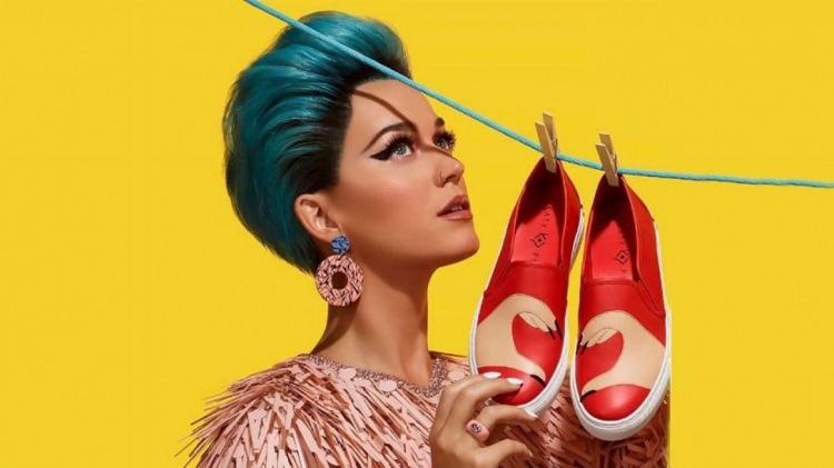 <p>Şarkıcı<strong> Katy Perry</strong>, kendi tasarladığı sandalet, spor ayakkabı ve topuklu ayakkabılardan oluşan koleksiyonunu satışa sundu. </p>
