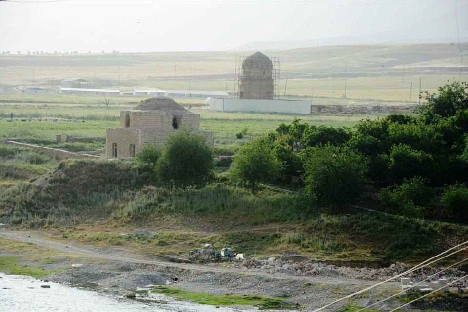 <p><strong>"Eserlerimizi 5 bin kilometre uzağa götürmüşler"</strong></p>

<p>Hasankeyf Kültür Derneği Başkanı Ahmet Akdeniz de Ilısu Baraj projesine karşı çıkan bazı kesimlerin ilçedeki tarihi eserlerin su altında bırakılacağı yönündeki eleştirileri dile getirdiğini belirterek, zaman zaman bu söylemlerin siyasete alet edilmeye çalışıldığını söyledi.</p>
