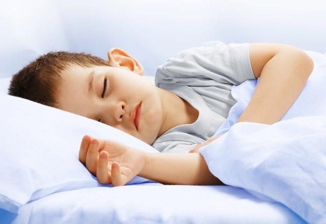 <p>5- Gece uyumadan hemen önce sıvı bir şeyler içirmek, gece tuvalete kalkmasına neden olacağından dolayı <strong>en az 2 saat geçmeli.</strong></p>

