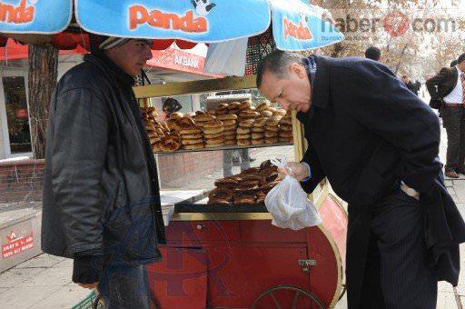 <p>Bilimsel olarak bir açıklaması yok.. Ancak son 3 seçimde oylarını onun partisine teslim eden vatandaş onu kendinden sayıyor, o ise vatandaşın her zaman yanında olmayı seviyor.</p>
