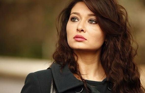 <p><strong>NURGÜL YEŞİLÇAY</strong></p>

<p>Nurgül Yeşilçay ekran yıldızları içinde en çok dikkat çeken isimlerden biri...</p>
