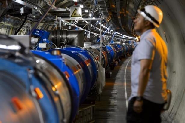 <p>Avrupa Nükleer Araştırma Merkezi (CERN) fizikçileri, Büyük Hadron Çarpıştırıcısı'nda (Large Hadron Collider) yaptıkları deneyin sonuçlarını açıkladı.</p>

<p> </p>
