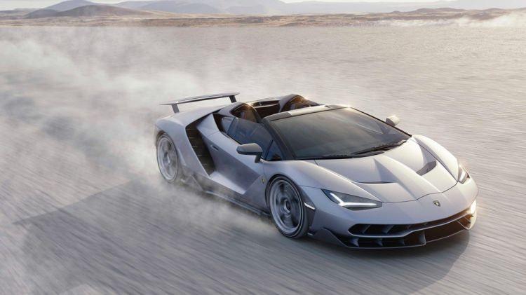 <p>Lamborghini için yeni sayılabilecek unsurlara da sahip olan Centenario Roadster'ın arka tekerlekleri, direksiyonla birlikte dönebiliyor. Yüksek hızlarda daha iyi viraj alabilmesi amacıyla direksiyonla aynı açıda yönleniyor.<a href="http://www.ahaber.com.tr/galeri/otomobil/2017-lamborghini-centenario-roadster/3">.</a></p>